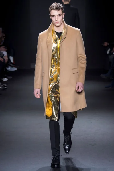 Look 16